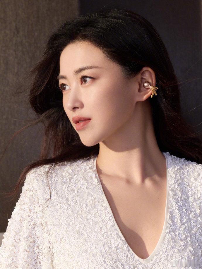 朱珠好美的梨涡朱珠侧颜好美朱珠的美真的越品越有味道，不是第一眼的惊艳，而是那种耐