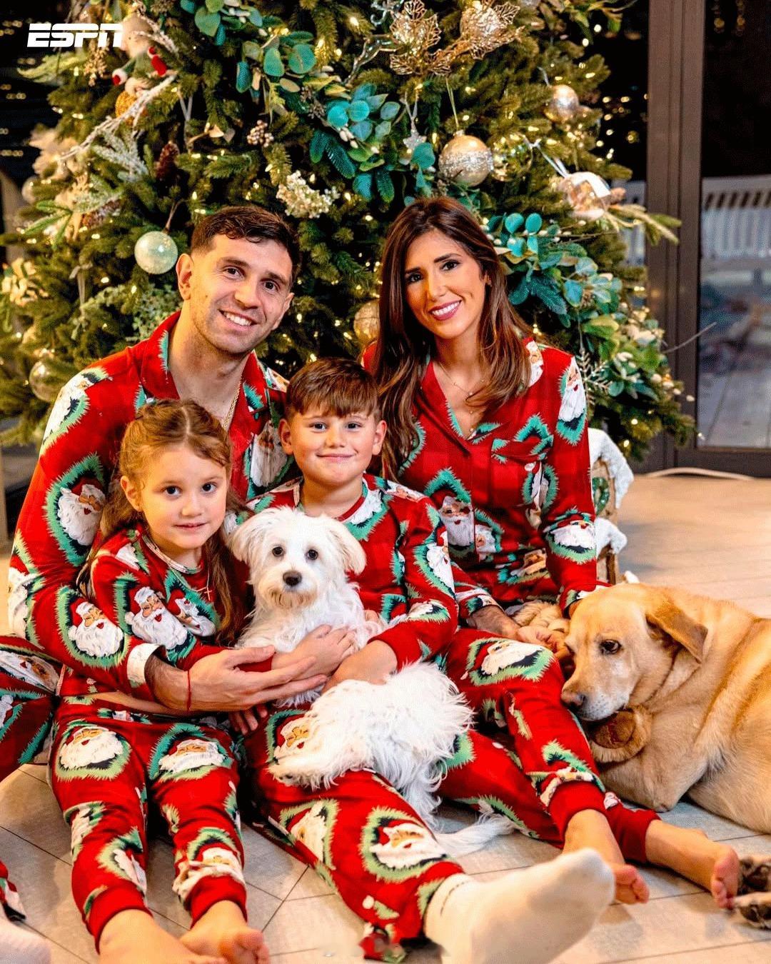 🎄🇦🇷 圣诞节！🎅🎁 这就是阿根廷国家队队员和他们的家人庆祝节日的方式