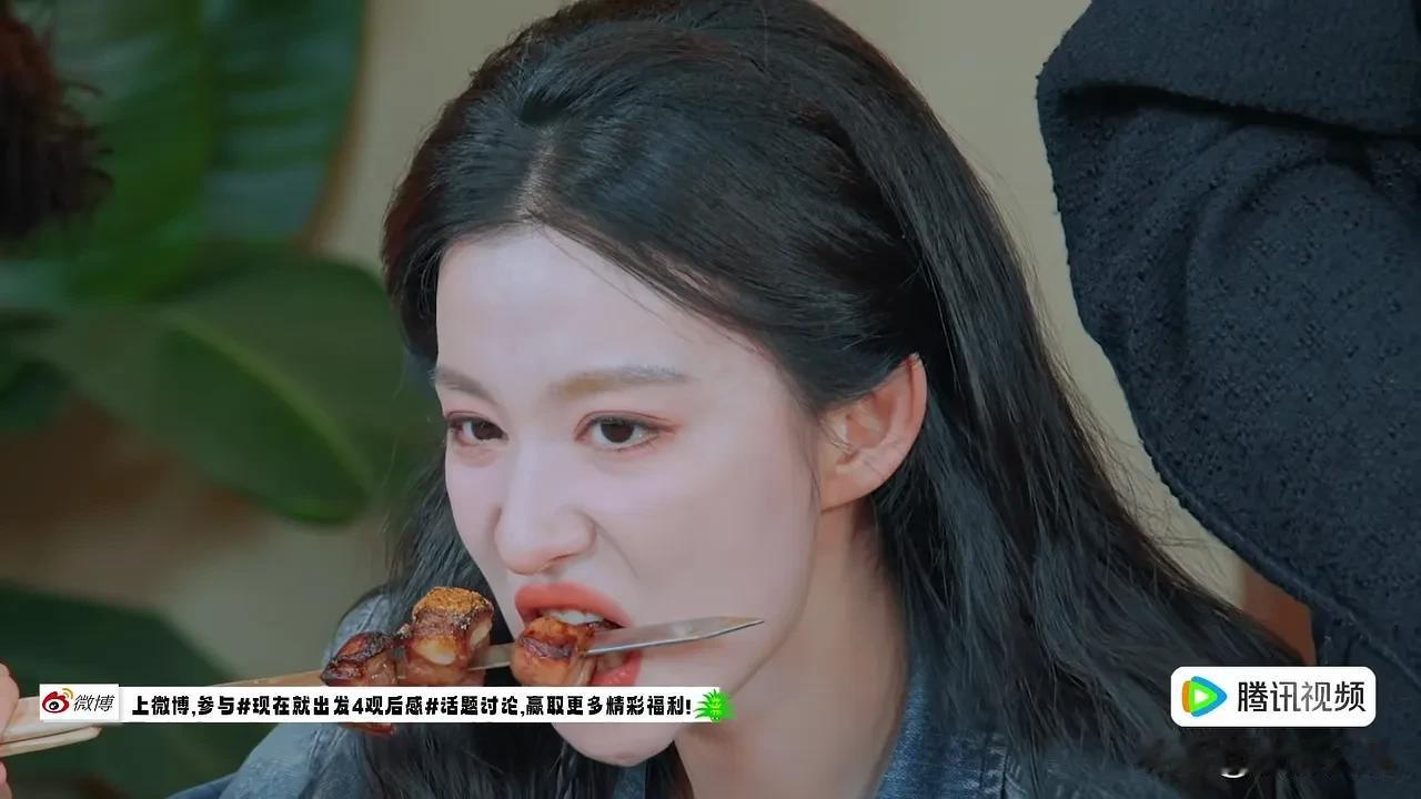 王楚然吃饭有多真实？王安宇和胡先煦看到肉串，说好吃，但提议分着吃。王楚然吃完牛肉