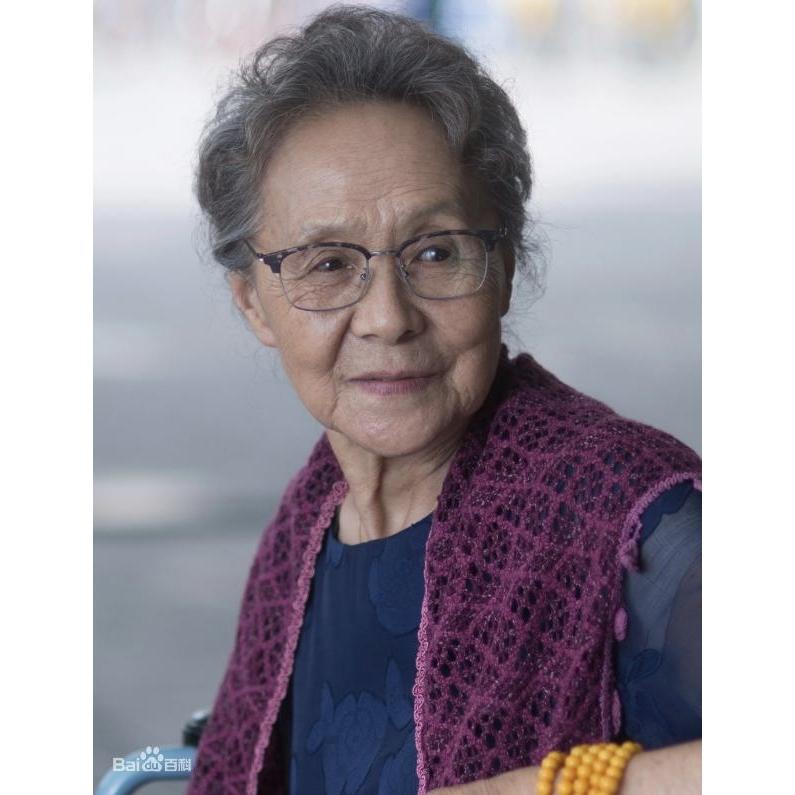 87岁的老戏骨吴彦姝，她的人生故事真的让人心里暖暖的。演过《刘胡兰》的她，这些年