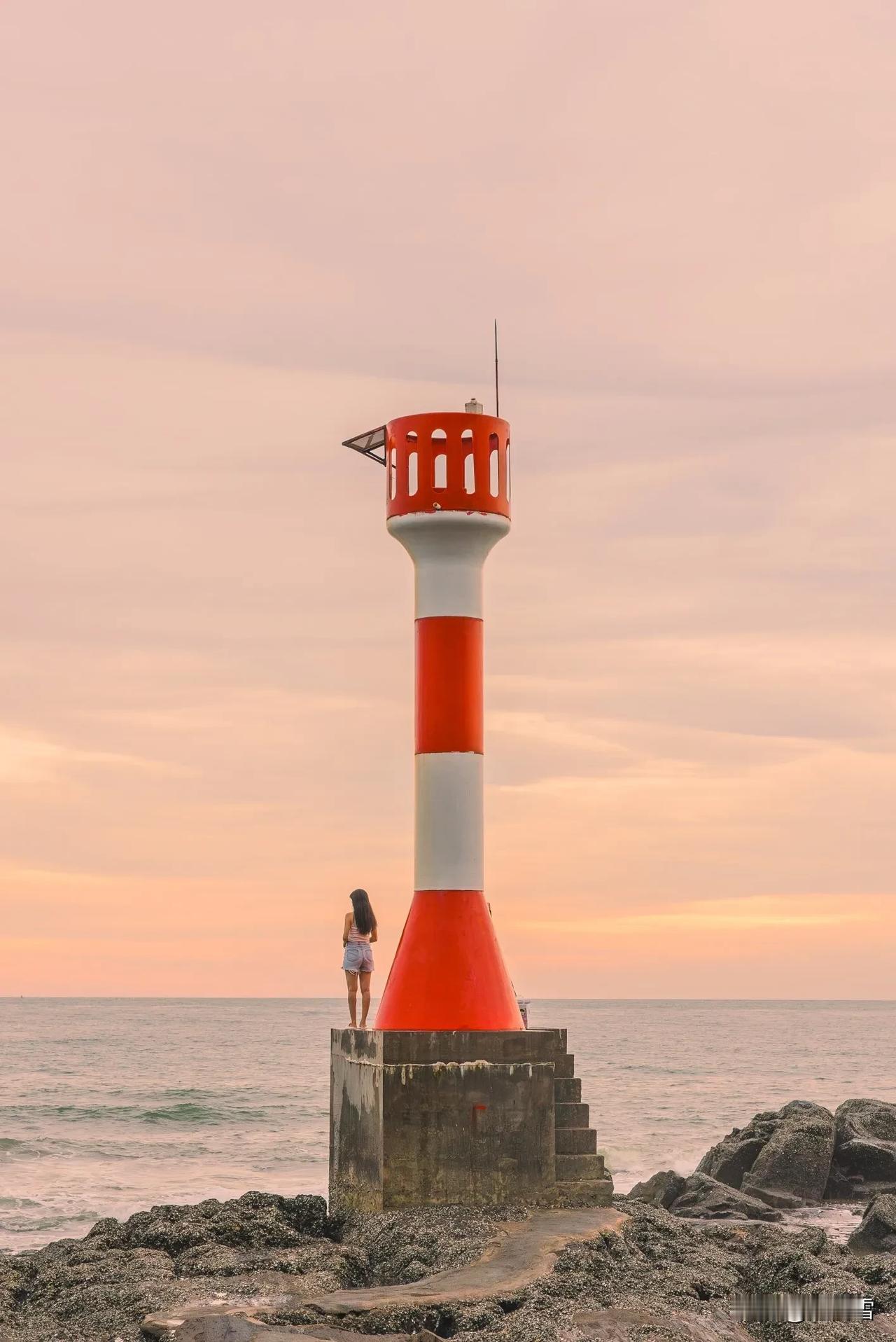 在北海玩海，当然不能只知道银滩了。相比银滩，冠头岭下的日不落海滩人少景美，更加适