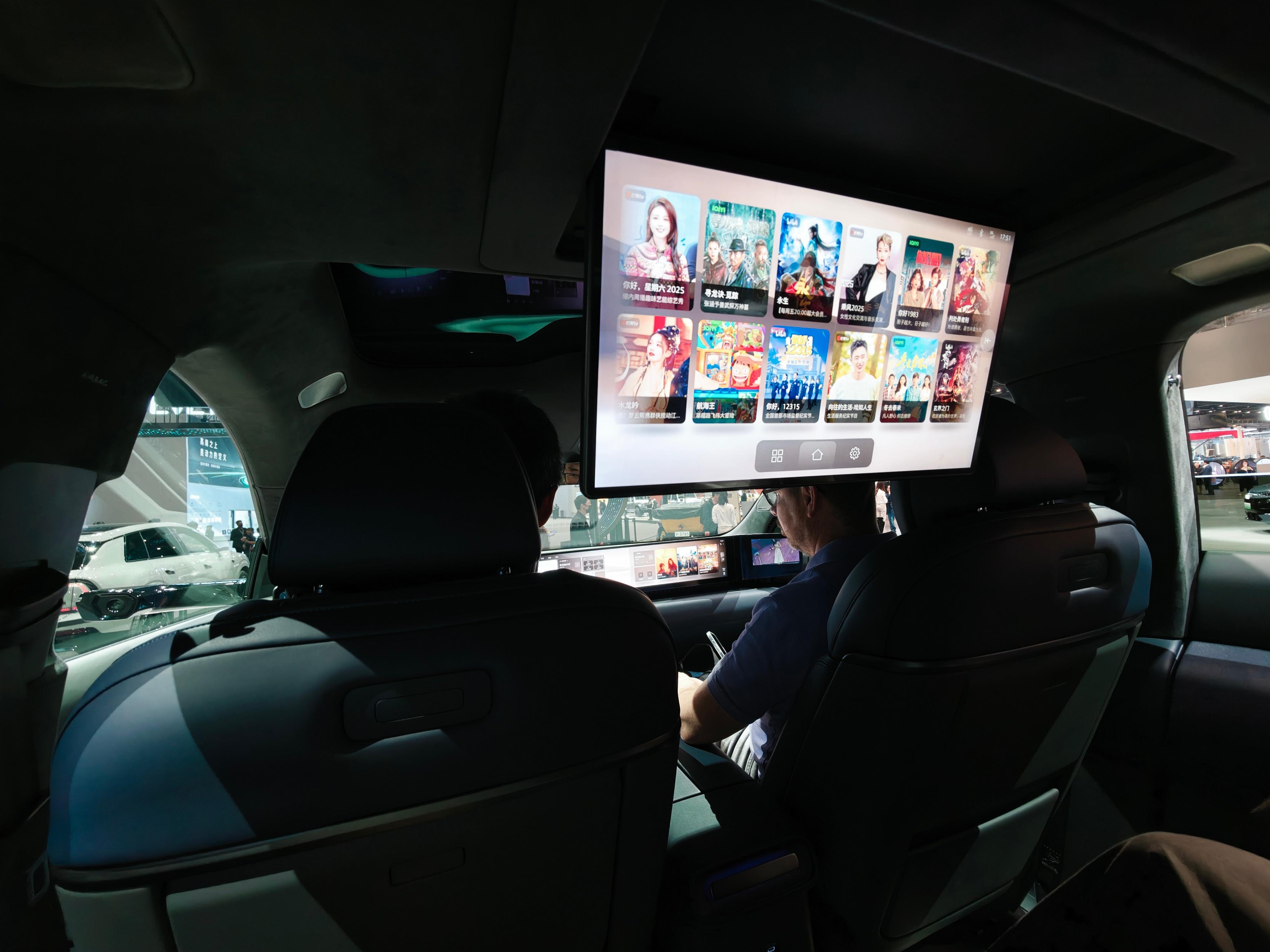 字母奥迪E7X内饰亮相。前排和E5基本一样，二排变化挺大，头顶有屏幕，眼前有桌板