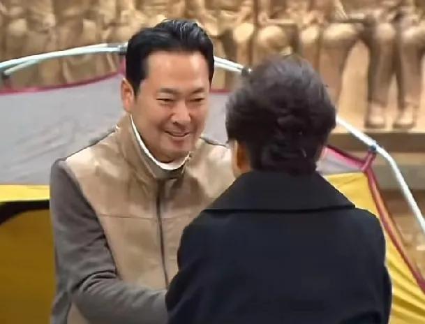 李在明最想看到的局面出现了！
韩国民力量党彻底陷入内乱，只因现党首张东赫把前党首