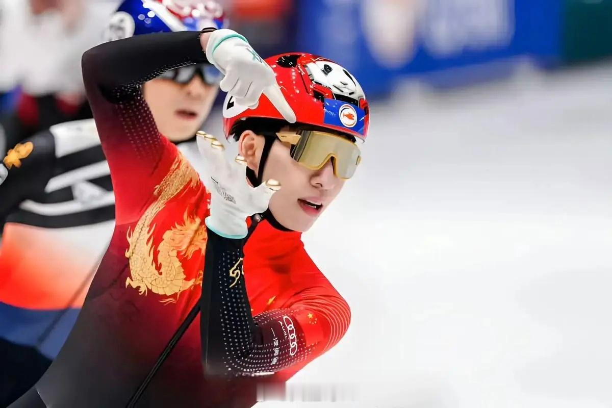 林孝埈你做到了从北京到米兰林孝埈在京参加中国体育代表团成立动员大会，身穿红色队服