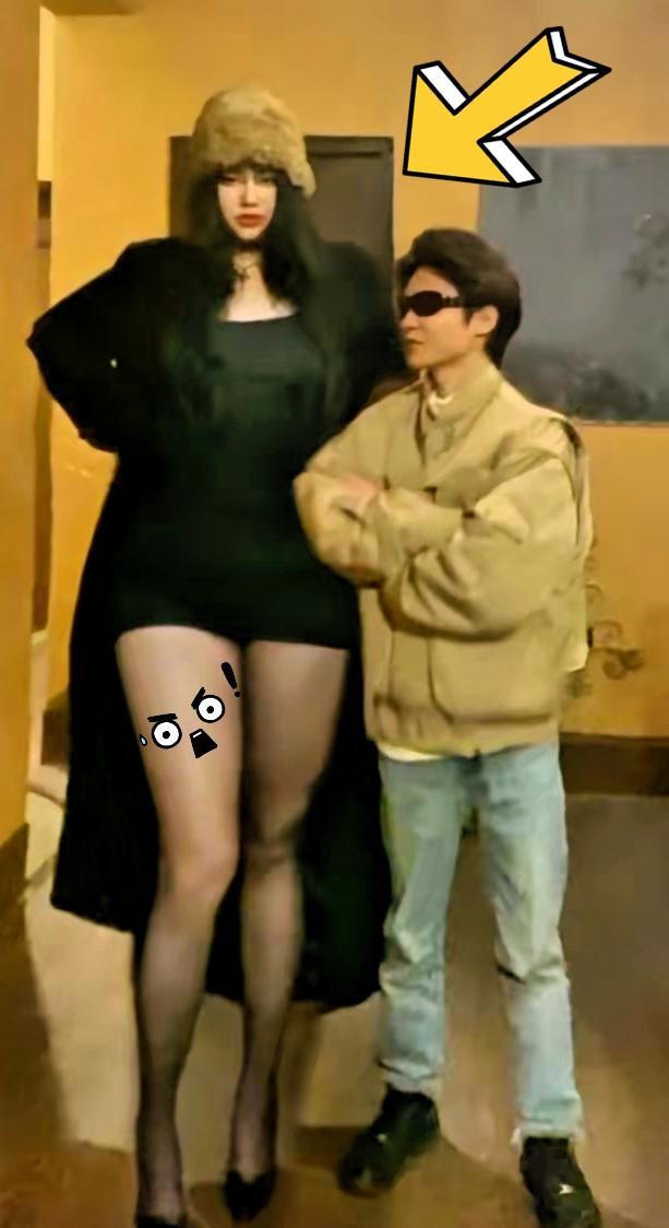 河南有位00后姑娘叫小丽，身高1米86，体重220斤。她嫁了个甘肃小伙小王，体重