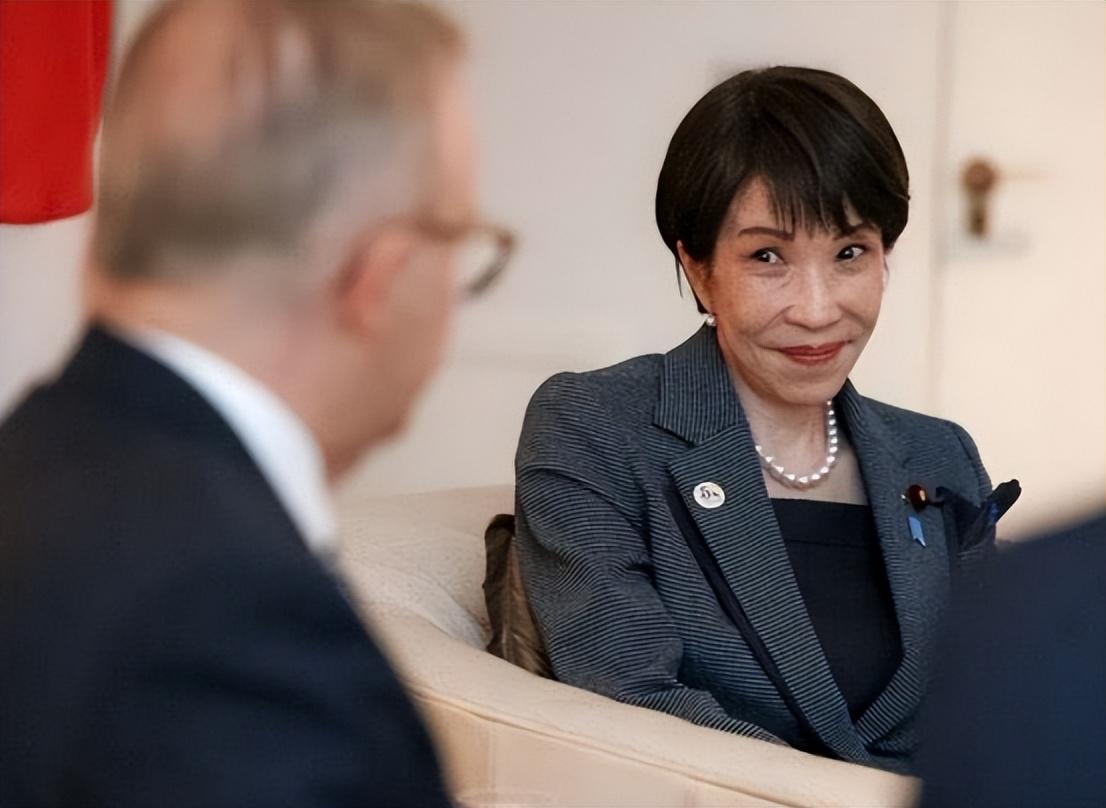 高市早苗哪能想到，前脚才和英国首相斯塔默签合约，后脚人斯塔默就辞职。斯塔默这前后