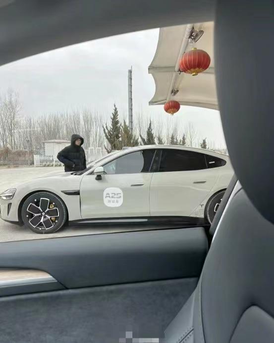 网友服务区偶遇了小米汽车！宝贵的高清图，似乎颜色外观有所改变，整体车身还是好看的