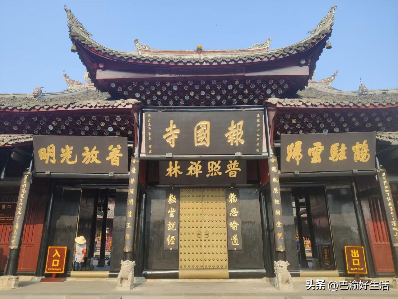 夜爬峨眉山挺火的，但真不建议轻易尝试，有人说不就25公里吗？狗不爬我爬！千万别被