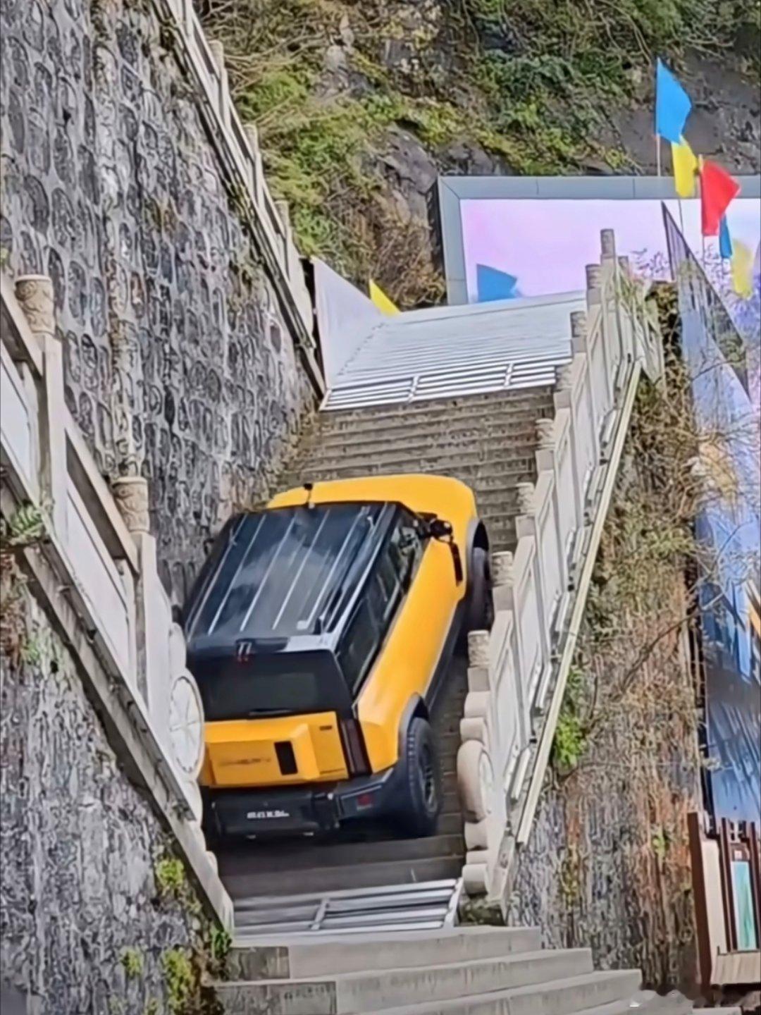 只能说这个测试完全没必要，谁会开车上楼梯