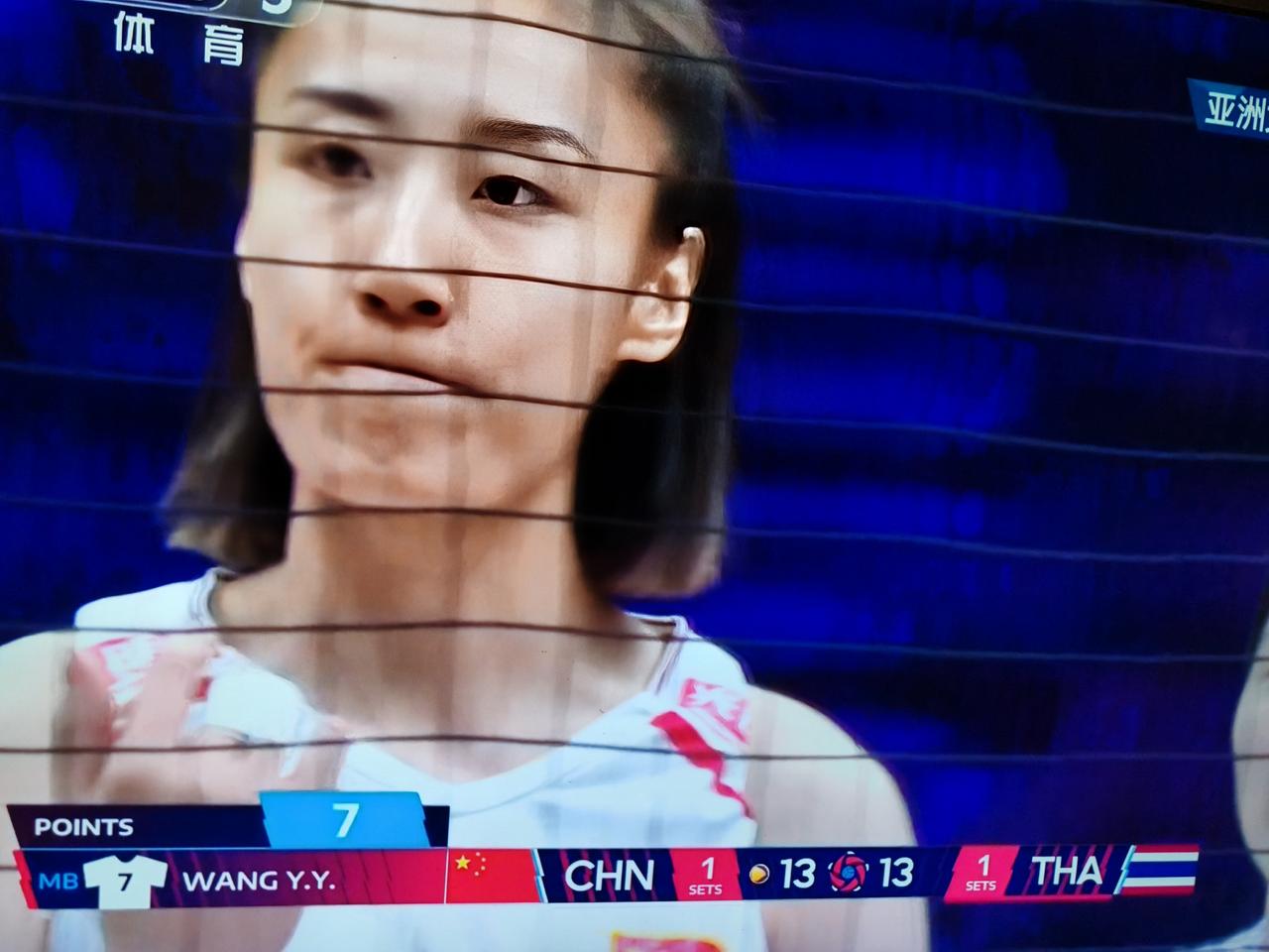 女排亚锦赛决赛，中国女排对阵泰国女排，前两局中国女排20：25，25：11，第三