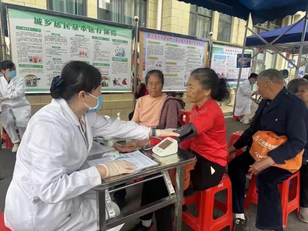 南宁武鸣：专车接送赶“健康时髦”！98位老人的体检路，暖哭了

在南宁武鸣区城厢