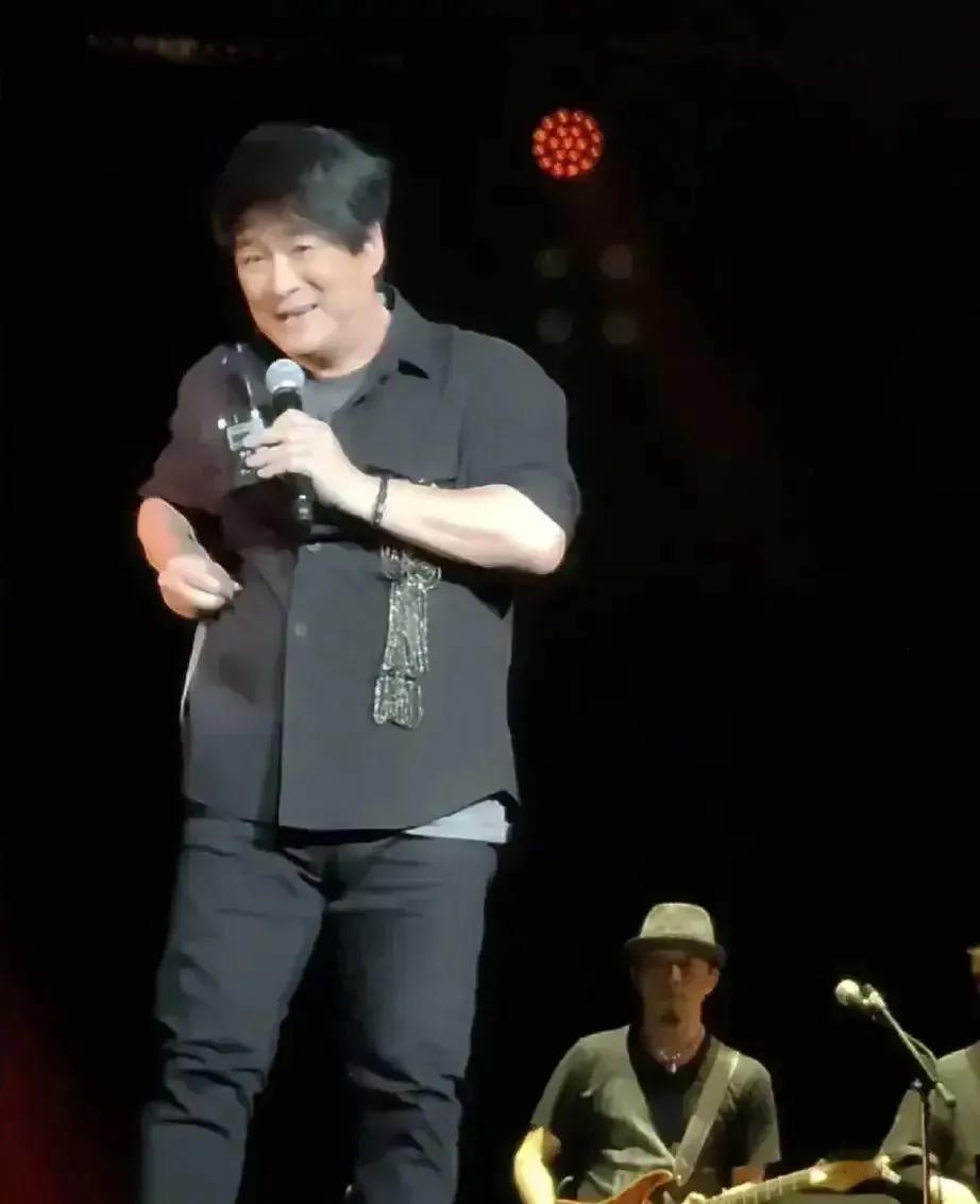 周华健老了，身体也发胖了，可他还在舞台上战斗。是为了两斗米无奈折腰，还是纯粹为了