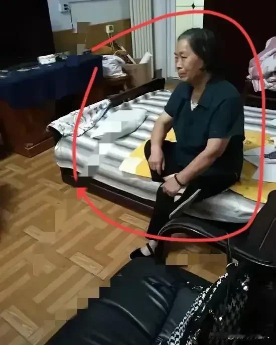 释永信他老妈，日子过得是真舒坦

八十多了身体倍儿棒，跟儿孙们热热闹闹的

这晚