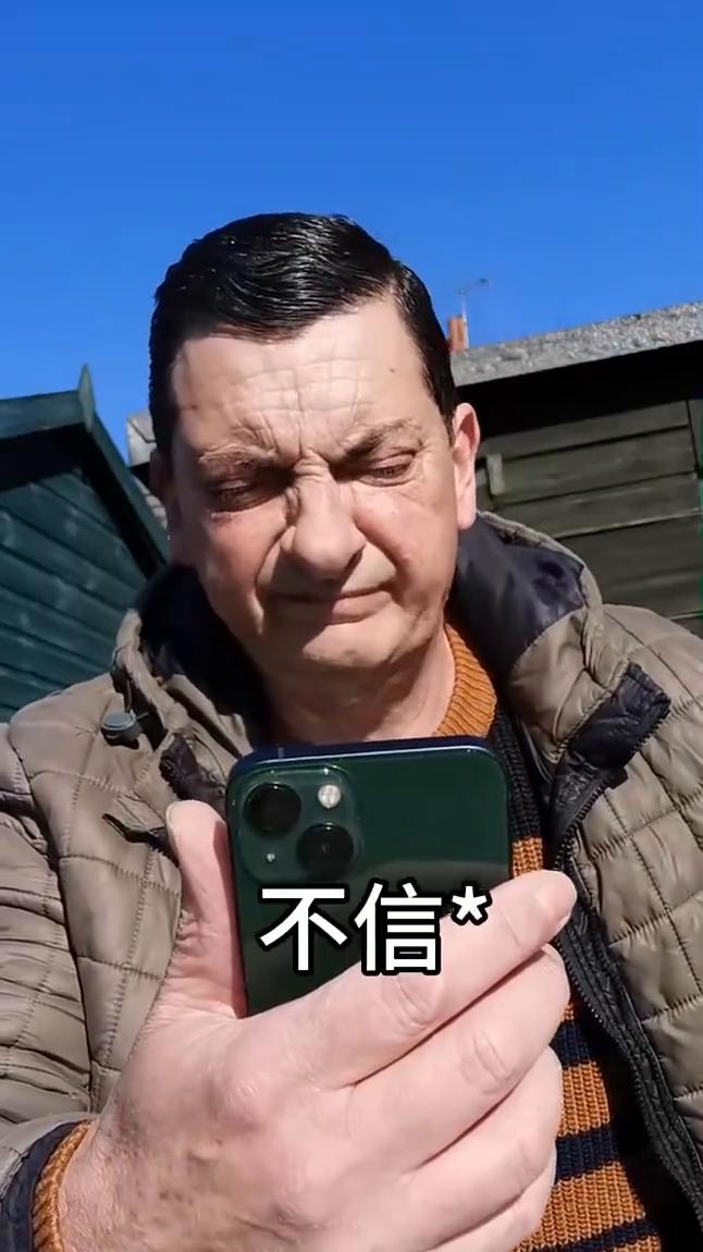 砖家：人没办法同时拍头和揉肚子。不信，拍头，揉肚子，好像确实不行。
