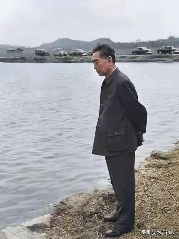 一张看哭国人的老照片！1973年伊水河畔，消瘦的总理藏着最深的家国
 
1973