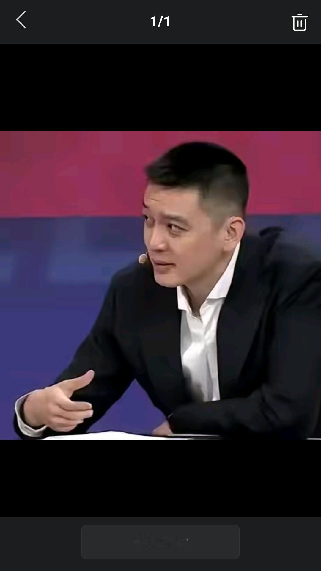 【前辽篮主教练杨鸣点评福格新赛季表现。】杨鸣说:福格现在这个年龄，还能把一些数据