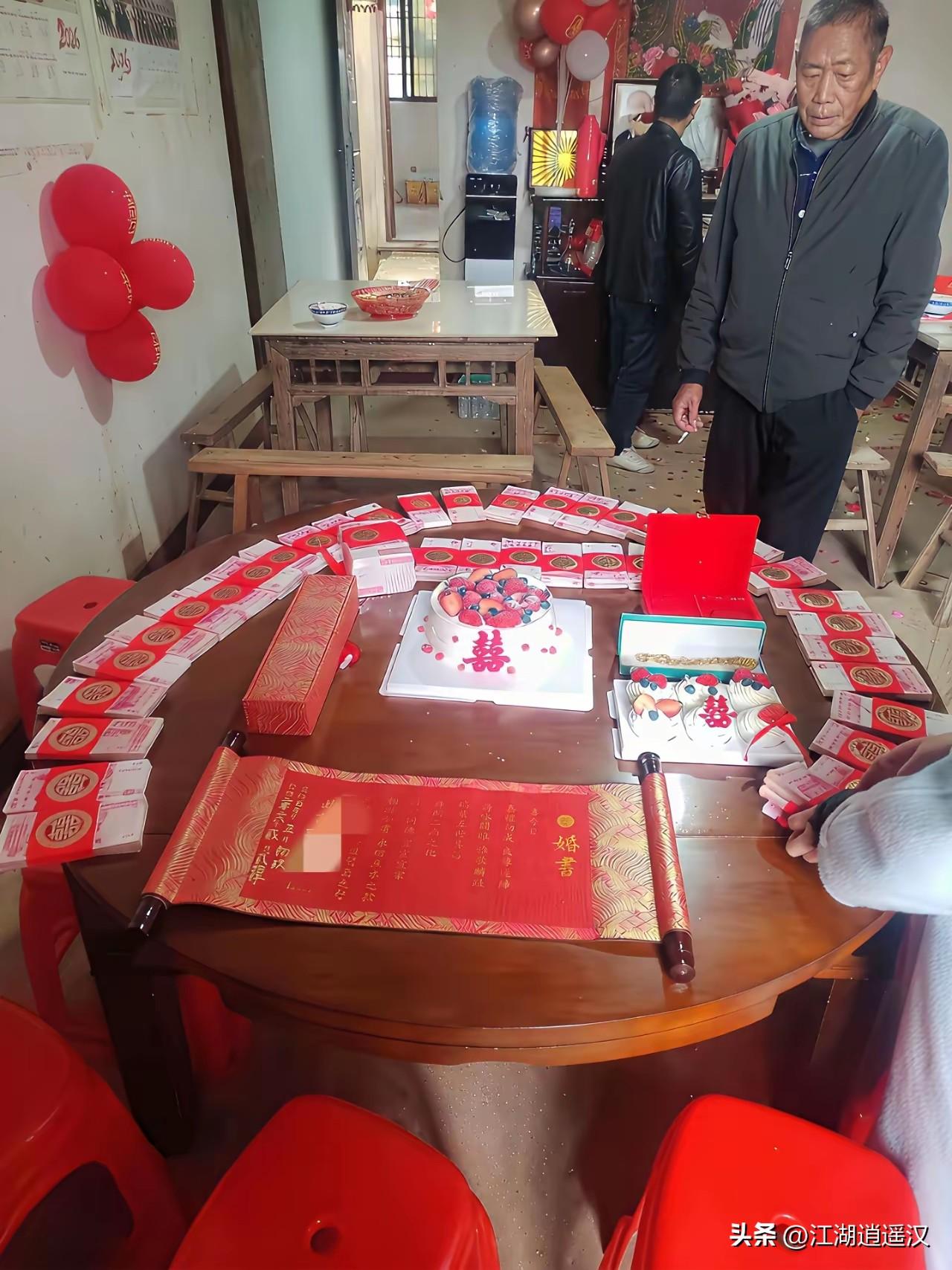 老两口子辛苦了一辈子，省吃俭用，把每一分钱都攒在心里，就为了给儿子办一场体面的婚