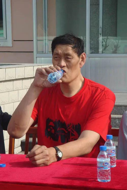 一个在窑洞里差点冻死的乞讨娃娃，后来成了让美国篮球队吃尽苦头的亚洲第一中锋。他娶