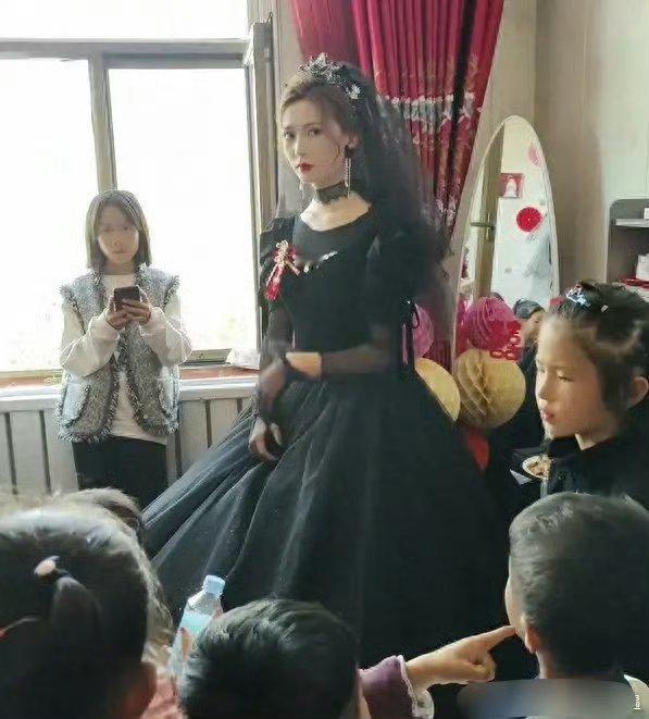 你能接受吗？甘肃一新娘穿黑色婚纱举行婚礼，网友：新郎压力山大 ​​​