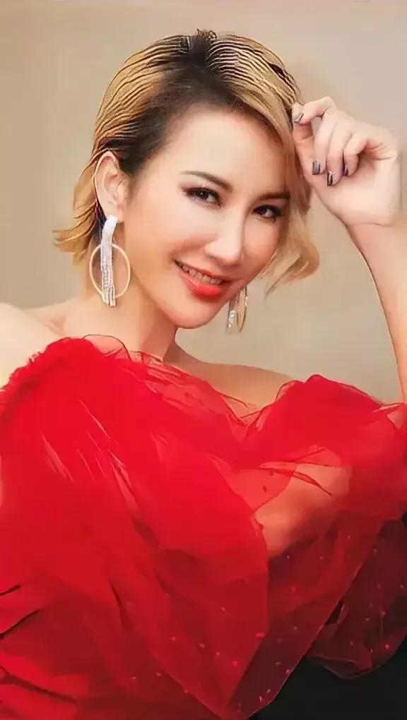 想不到歌坛天后就这样走了！之前就传有婚变，她走了又说她长期受抑郁症困扰[流泪]，