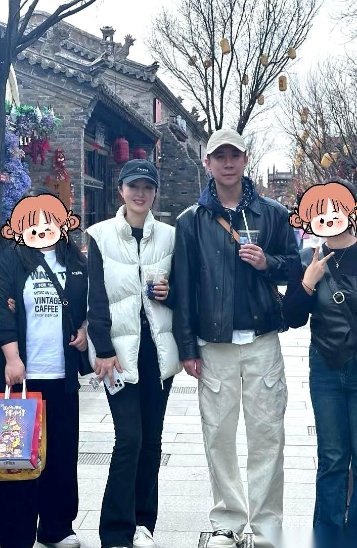 董璇和张维伊这一下，有点意思。
不是在什么高档餐厅，也不是在哪个海外景点，镜头一