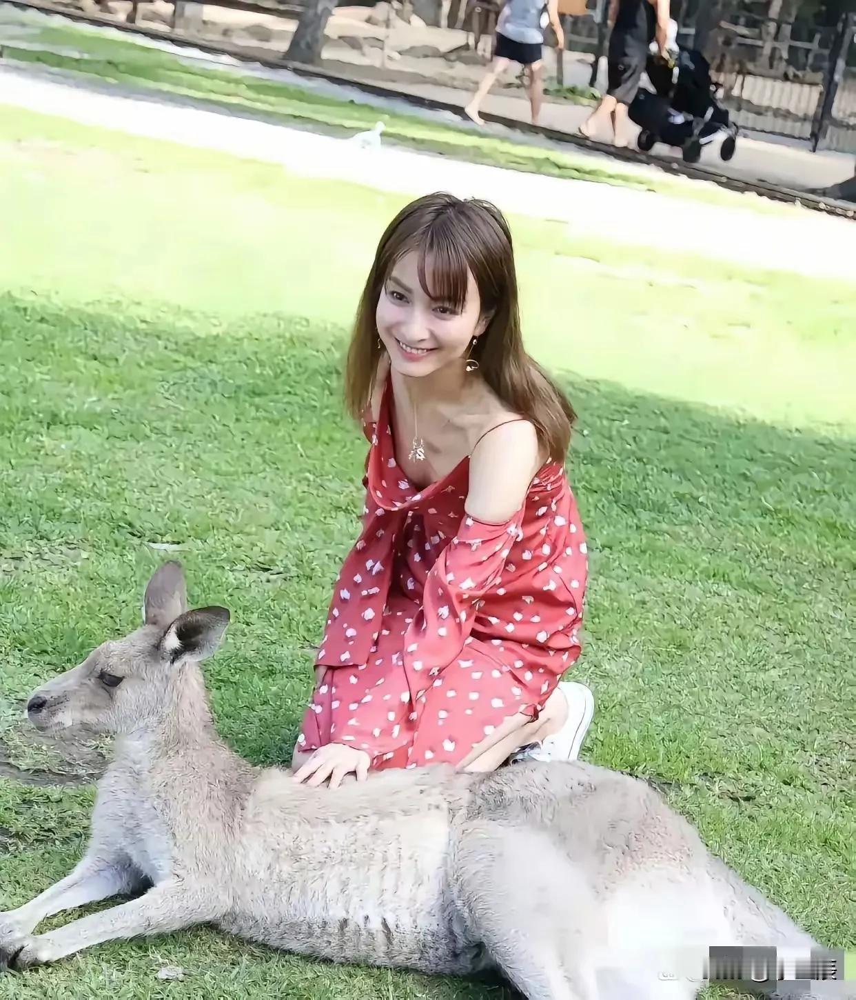 岁末咏怀
一别二十载，
今唯梦里逢。
浮云人与事，
难忘只卿卿。

后记：梦见同