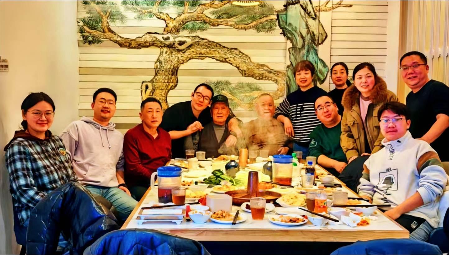 兄弟情深。蛇年团聚家有儿女