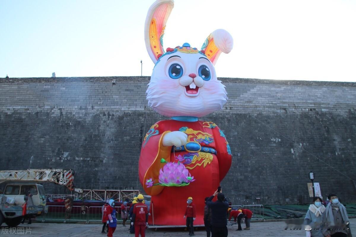 辞旧迎新，在新的一年里：真心祝愿大家，前兔[兔子]无量、身体健康，吃啥啥都香。