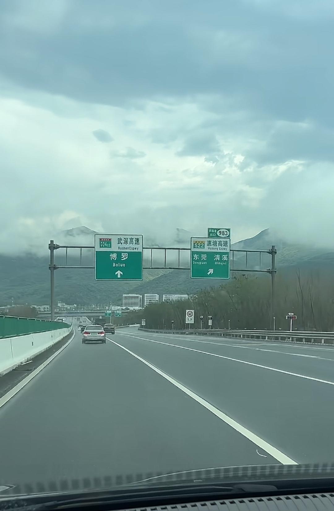 一路向南。车辆不多。记得以前去南方车辆非常拥堵，现在包括服务区车辆都不大多，不知