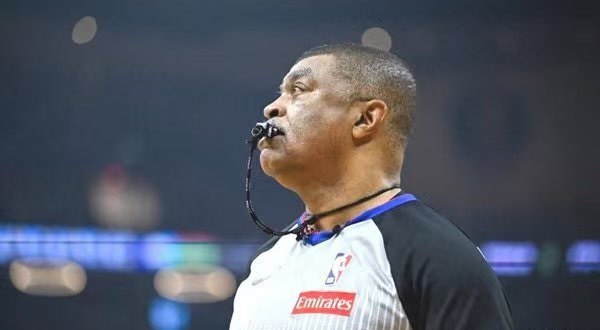 NBA西决G5裁判吹罚引争议5月27日，NBA西部决赛第五场雷霆主场127-11