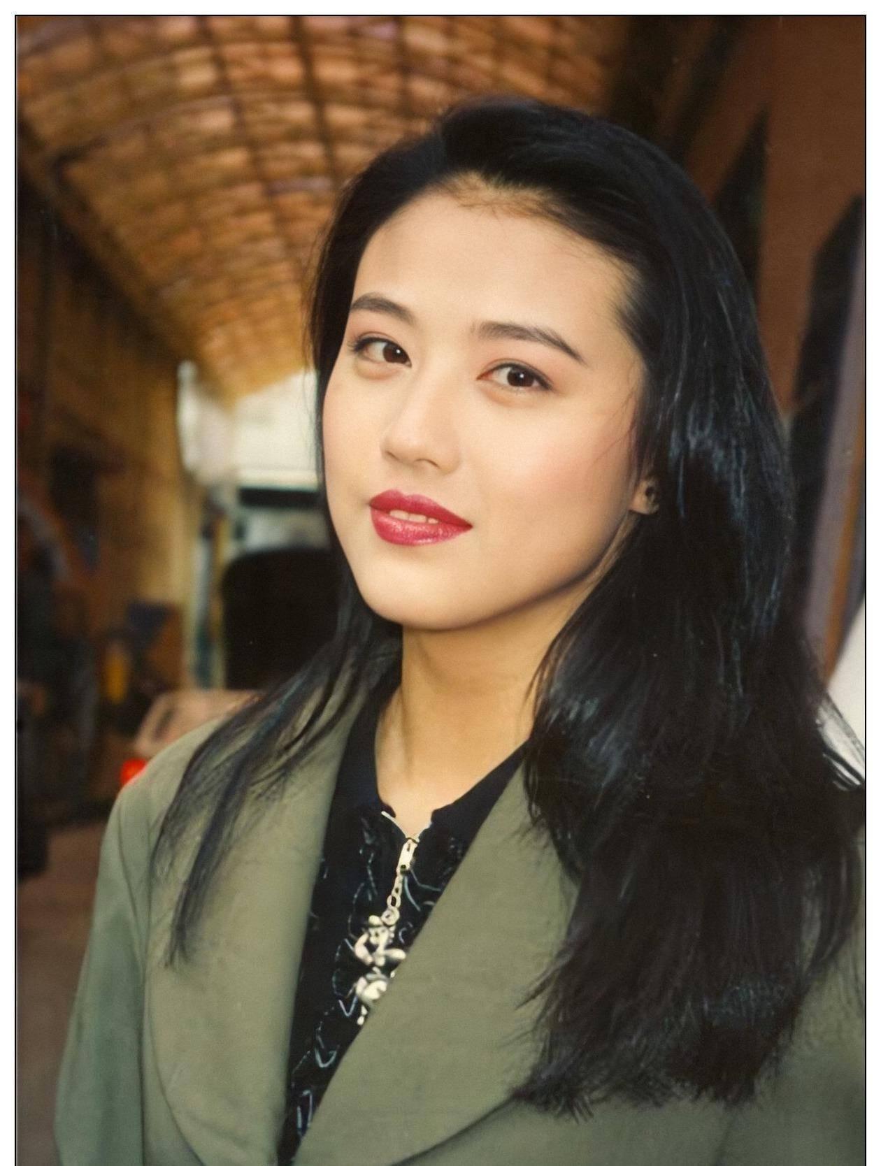 演员，周海媚，进入娱乐圈的时候，跟妈妈打了一个赌，要是两年不能当上女主角，就回去
