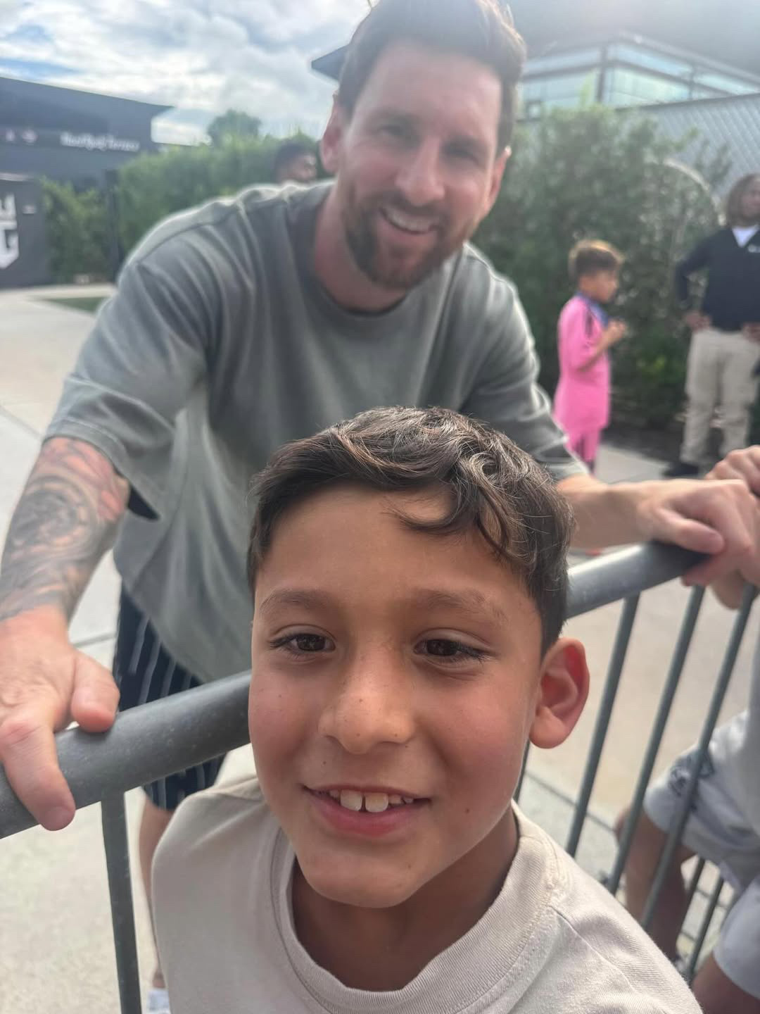 梅西[超话]  小梅今天合影了好多人[哇]见者有份梅西能有多可爱❤️人人都爱里奥