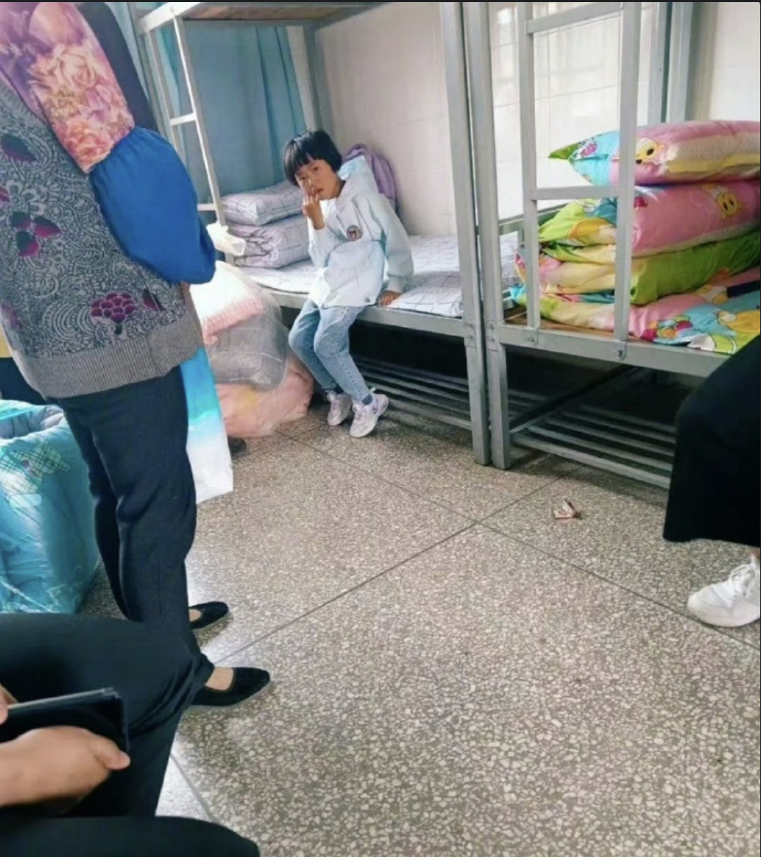 网友发的照片，娃娃上一年级就要住校。家长刚走，小朋友就哭了。 这么小就开始住校了
