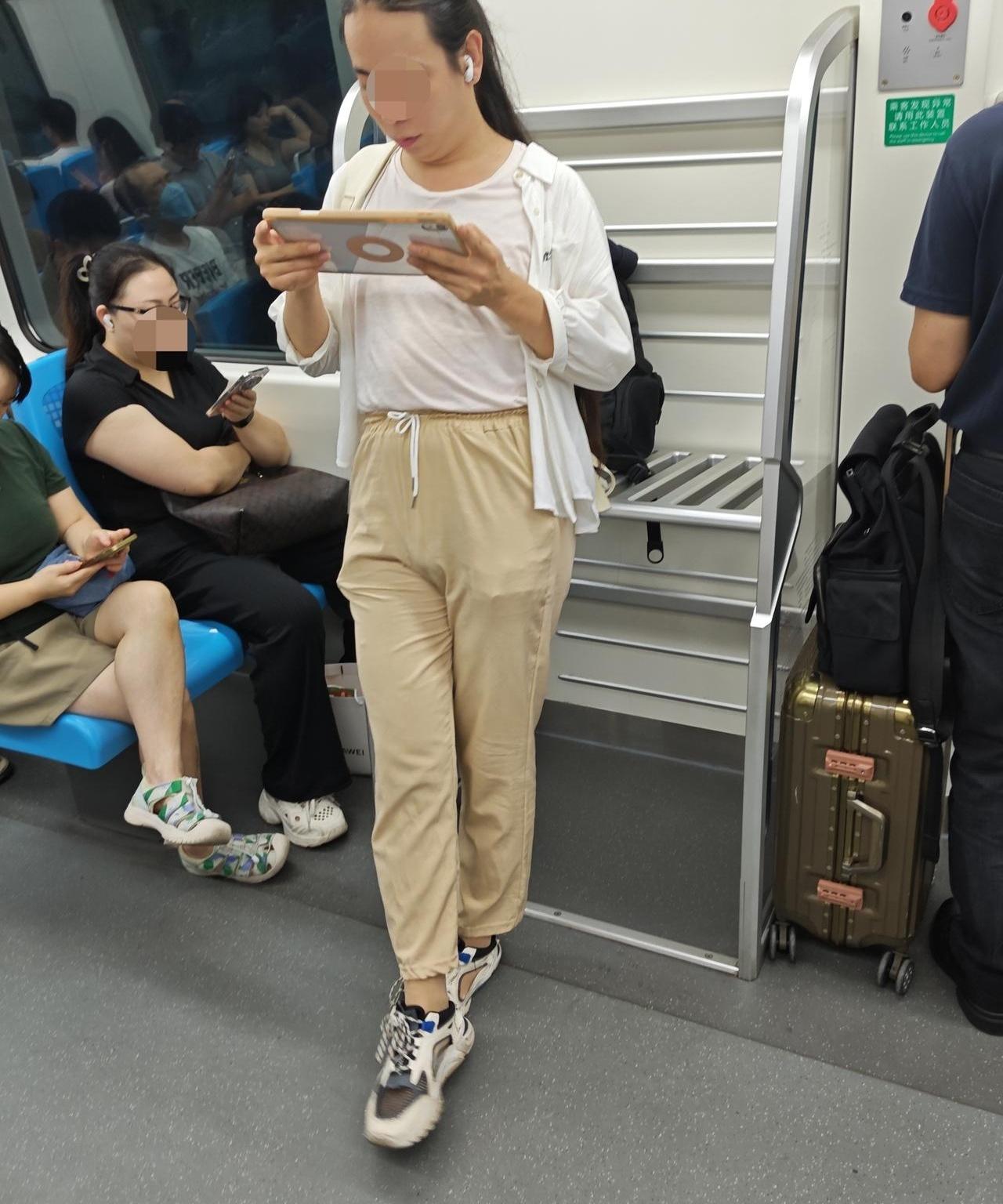 说真的，现在早高峰地铁里的“穿搭盲盒”，真是比拆快递还刺激，你敢信我刚才盯了个背