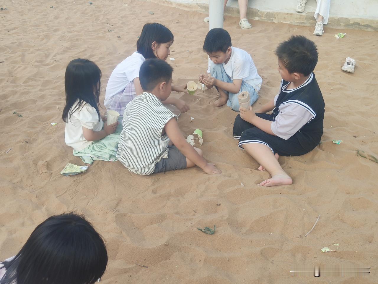 郑州市人民公园随手拍:双休日第一天，郑州市人民公园儿童乐园里，沙坑里，孩子们在沙