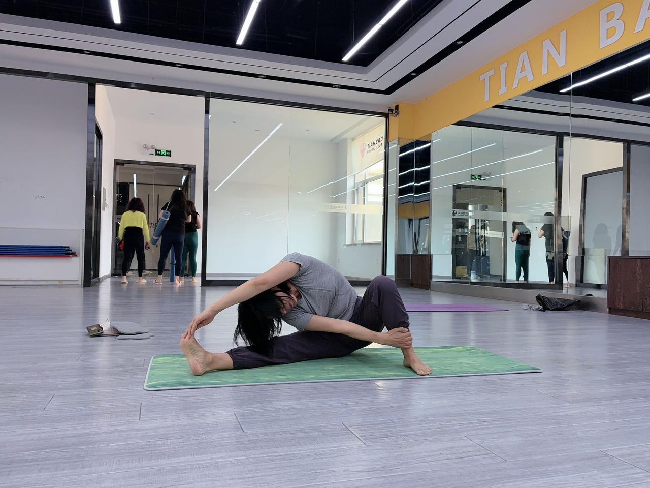 60+做瑜伽，坚持8个月，做得咋样了……

做瑜伽就是让身体这么拉那么伸，这么扭