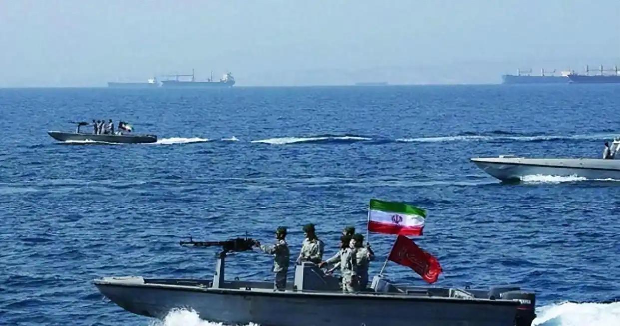 伊朗是产油大国，但产原油和汽油够不够用完全是两回事。

原油必须经过炼化才能变成