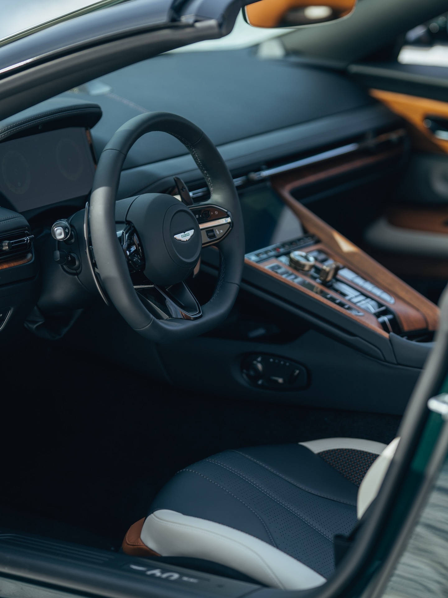 Q by Aston Martin DB12 Volante 60 Annive