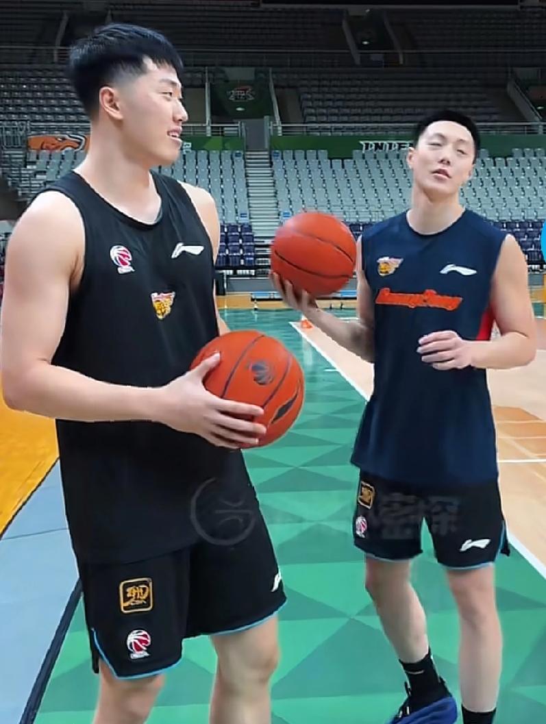 广东宏远晚上踩场，胡明轩徐杰三分球斗牛，杜润旺焦泊乔篮下缠斗


外援就看不到萨