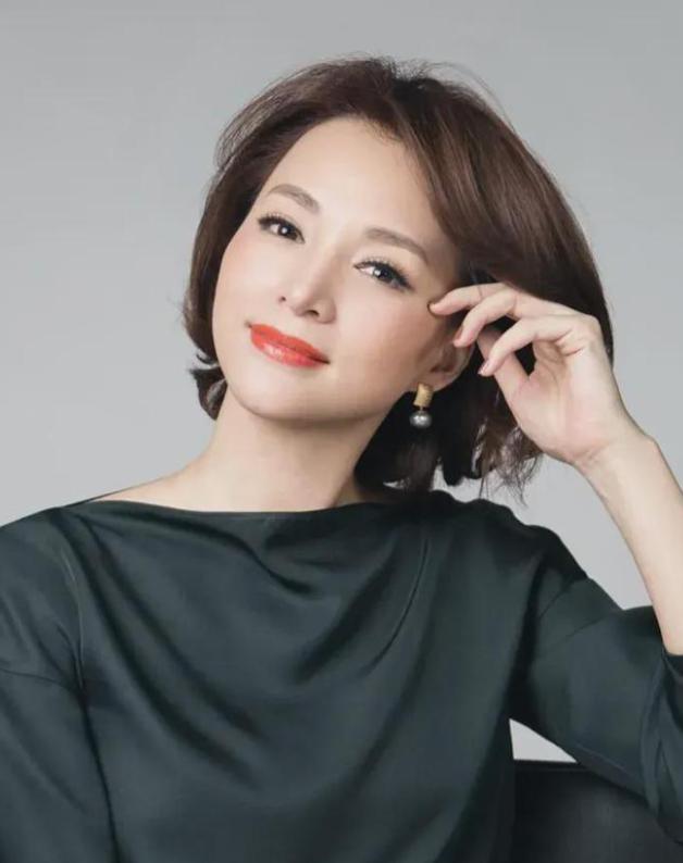 2013年，40岁的董卿执意嫁给35岁的百亿富豪密春雷，董妈妈苦苦劝阻:“闺女啊