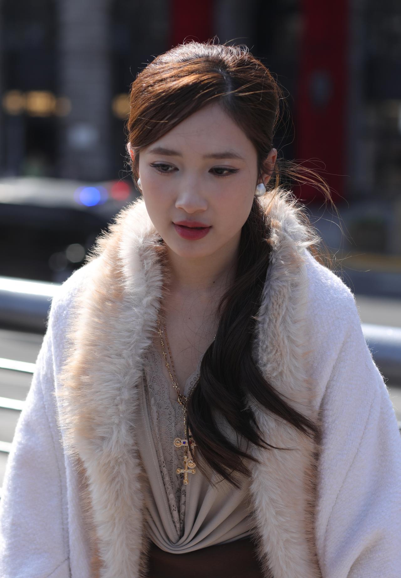 《春日外滩，摩登佳人》

暖阳漫过外滩的复古建筑，为都市女郎镀上一层温柔光晕。她