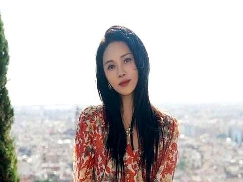 伊能静疯了？每年砸上百万做医美，脸绷得像少女，转头却猛喝油、断碳水，硬生生把自己