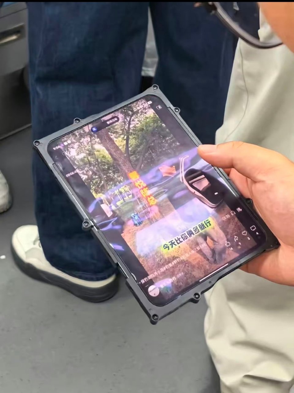 谁家的阔折叠新机呀？ 