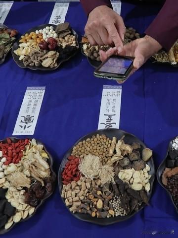 现在大家中医养生的方法可多了。饮食上，讲究均衡，多吃蔬菜水果，少吃油腻辛辣。比如