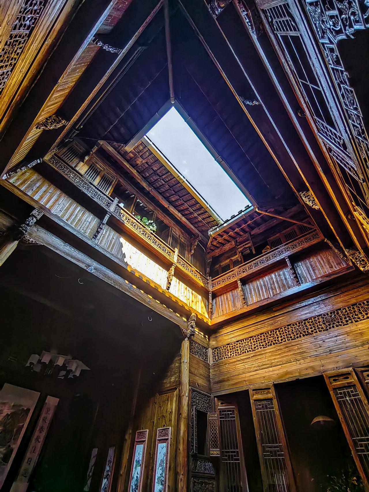 晴朗日子，徽派老房子木结构的光影……徽派建筑 中式老建筑