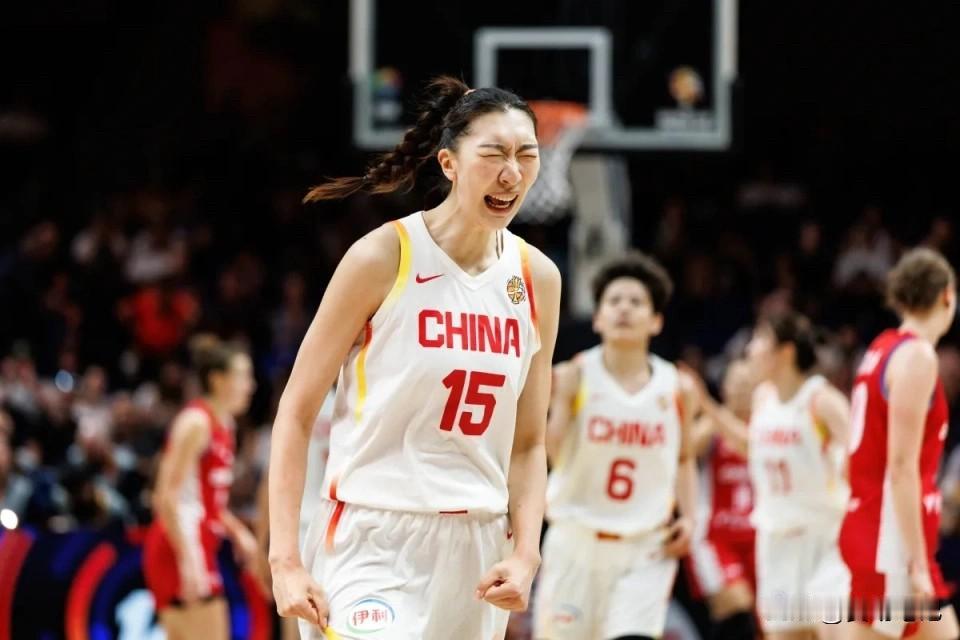 韩旭，目前这支中国女篮的兜底第一人，建议派专人保护她的护照。这球张子宇上了就输，