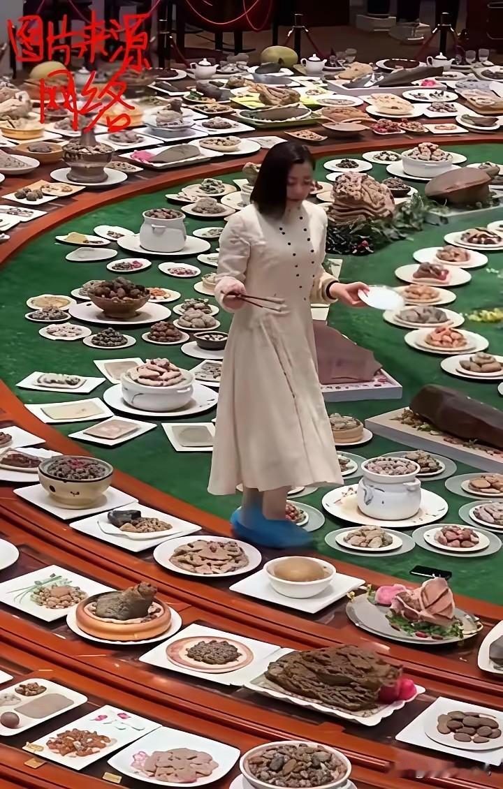 吃这个饭还得上桌夹菜吗[泪奔]