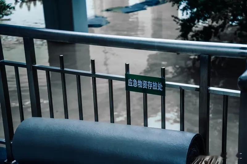 如果发生战争，老百姓首先得筑牢“生存根基”。提前备好应急物资，像水和食物，每人每