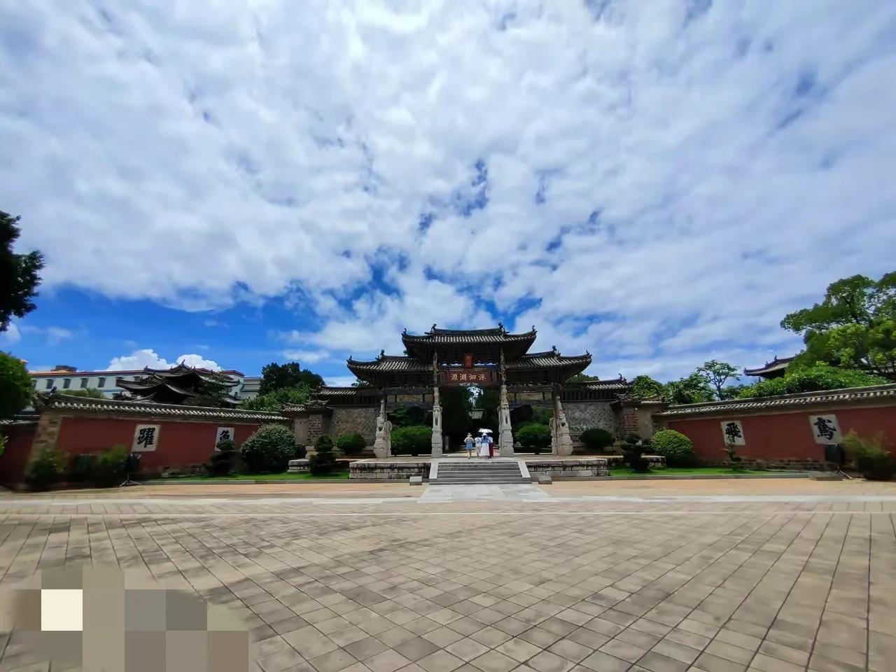 网友去云南建水旅游，看他拍到的蓝天白云太美了，这么蓝的天，这么白的云，也许只有在