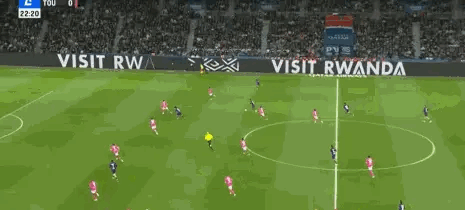 桃花影落飞神剑！这就是金球奖的实力，抬脚就来，美到极致。

登贝莱原地就抡——毕